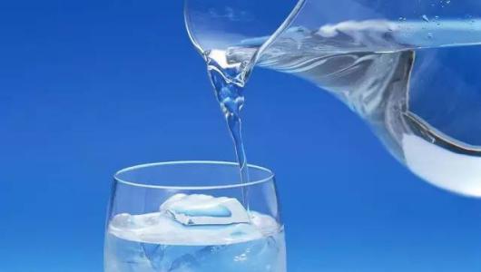 起床后喝一杯水，可以增補下水分，刺激下腸胃